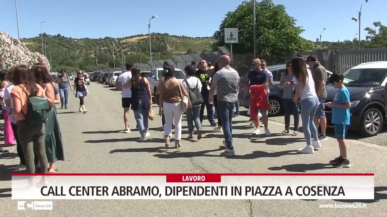 Call center Abramo, dipendenti in piazza a Cosenza