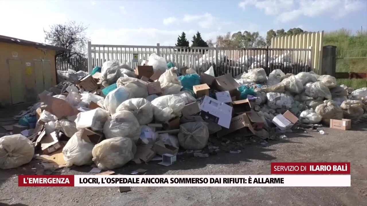 Locri, l’ospedale ancora sommerso dai rifiuti: è allarme