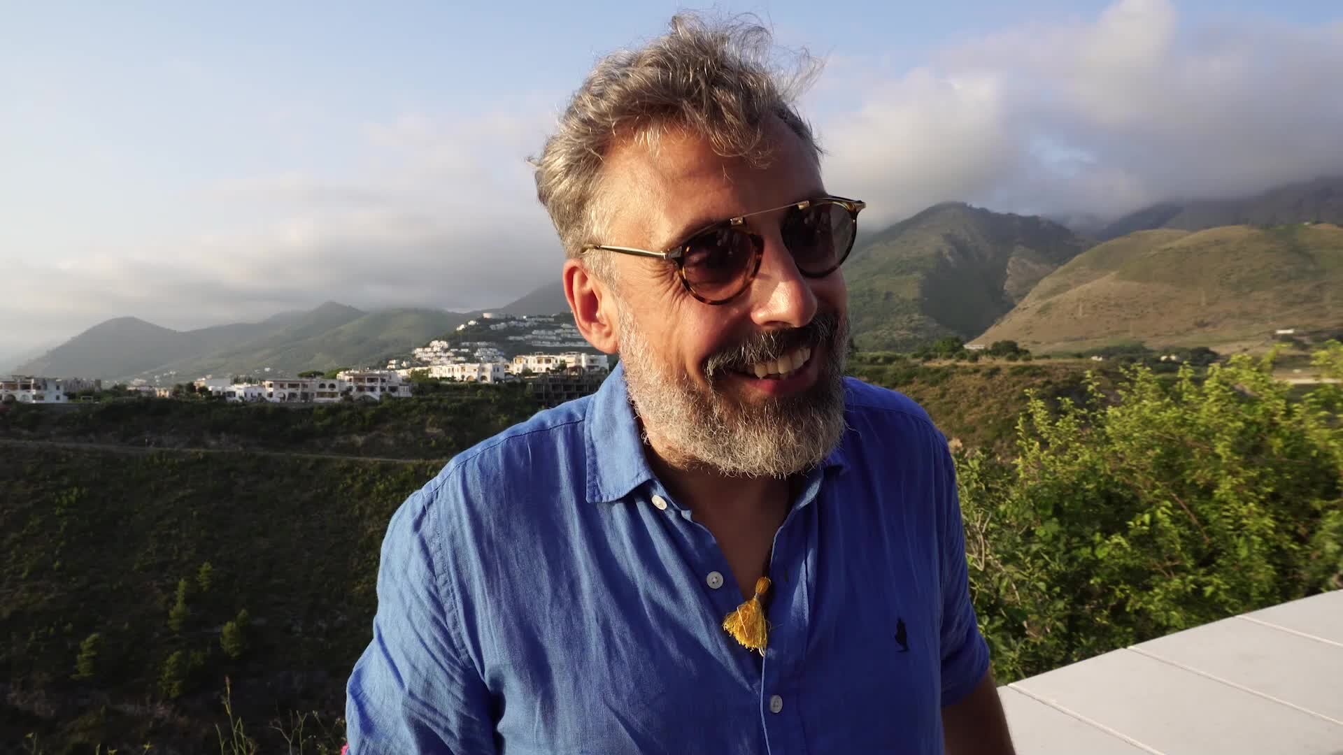 San Nicola Arcella, Dario Brunori porta la sua musica nei vicoli del centro storico | VIDEO