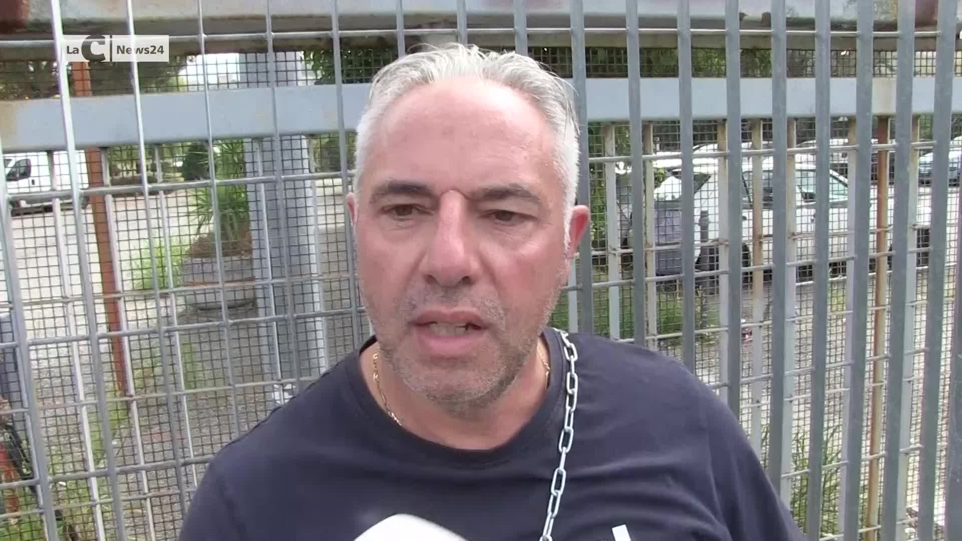 Cosenza, non gli rinnovano il contratto e si incatenano al cancello dell'Amaco | VIDEO