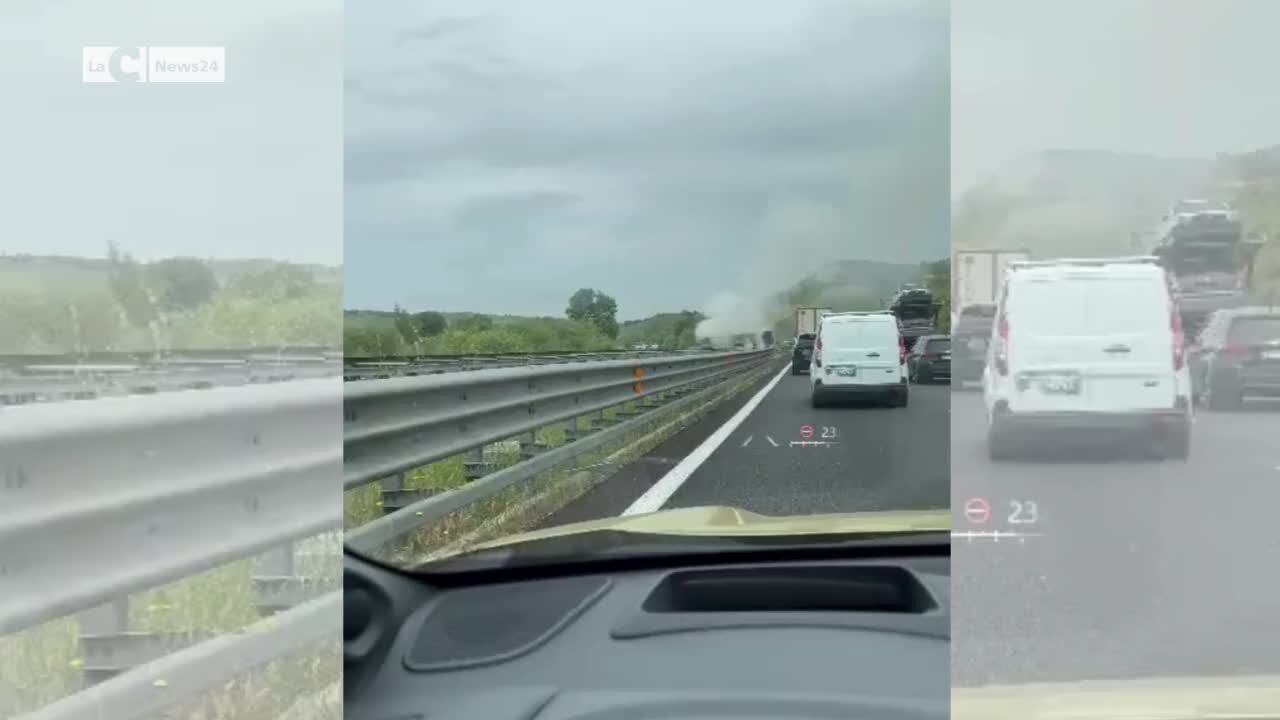 Incidente sull'A2 nel Vibonese, tir distrutto dalla fiamme