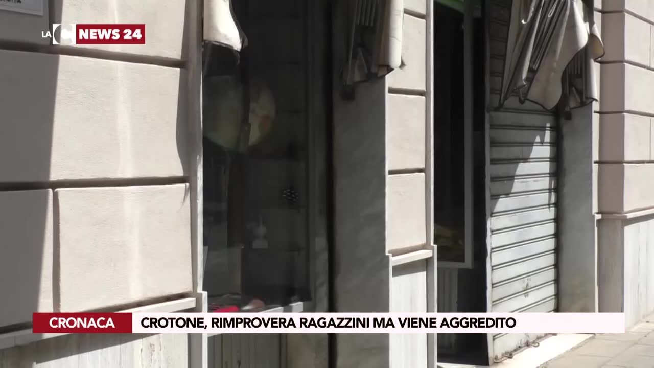 Crotone, rimprovera ragazzini ma viene aggredito