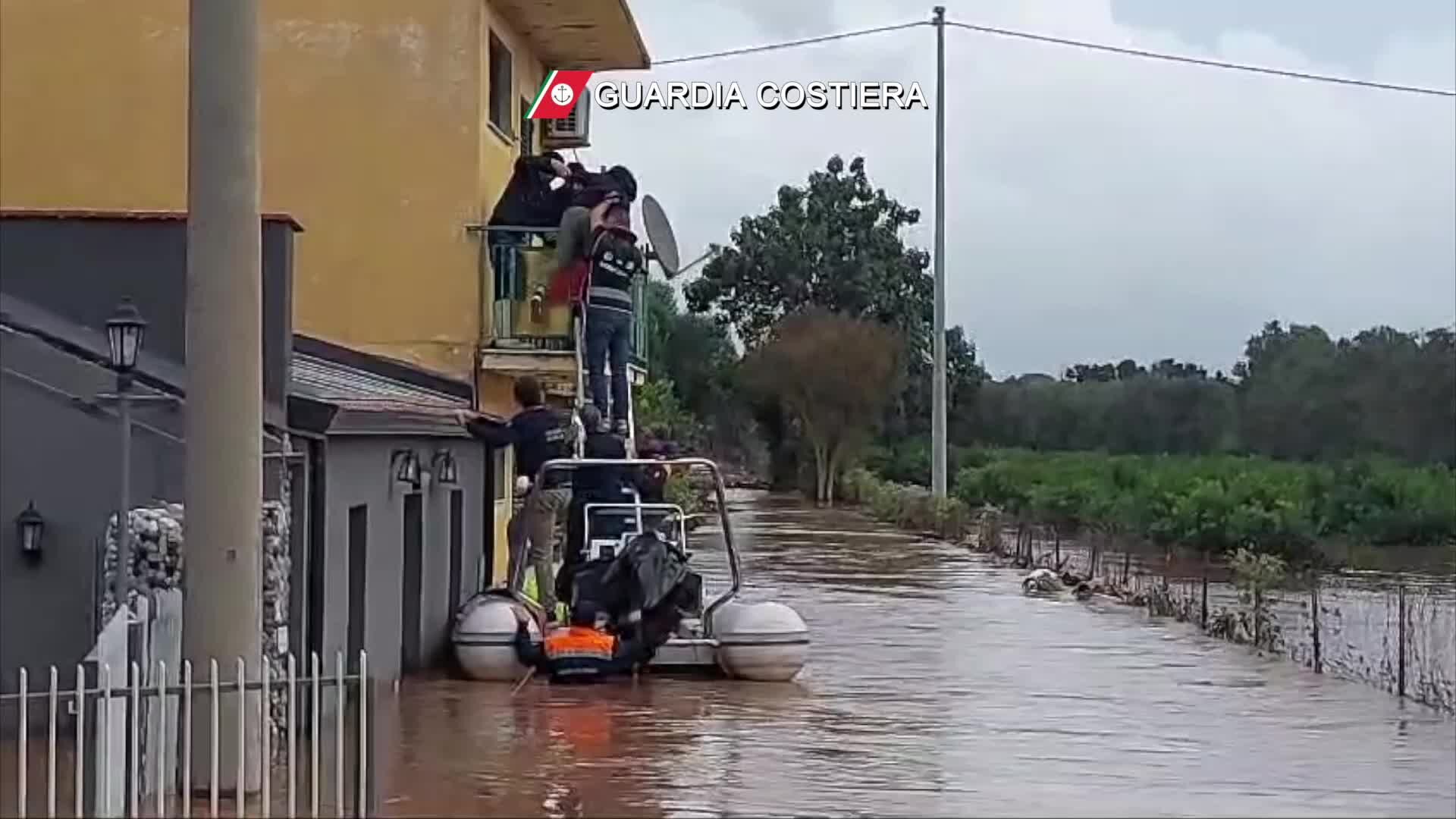 Case allagate, cittadini salvati dalla Guardia costiera a San Pietro Lametino