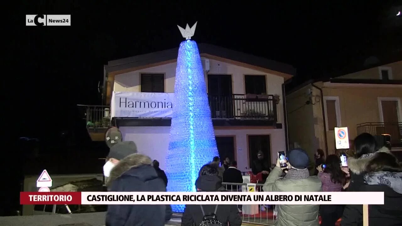 Castiglione, la plastica riciclata diventa un albero di Natale