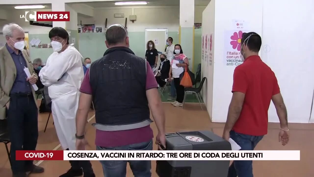 Cosenza, vaccini in ritardo: tre ore di coda degli utenti