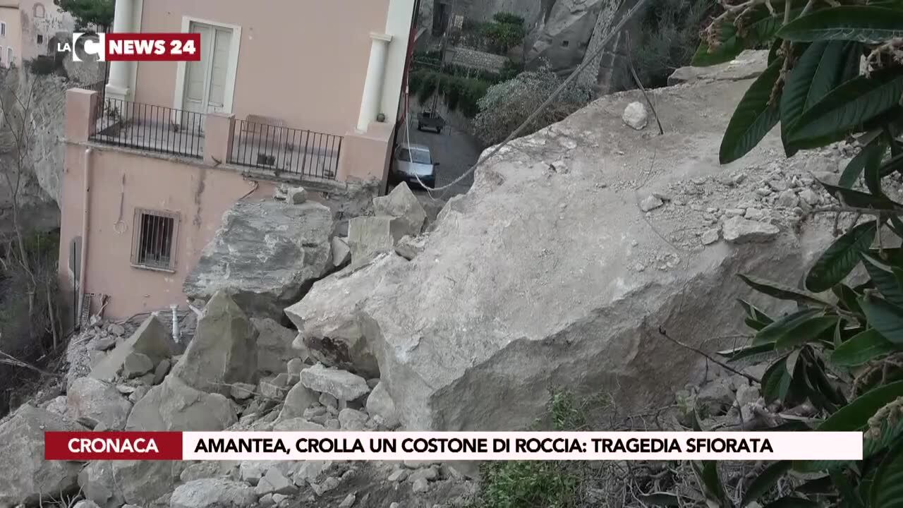 Amantea, crolla un costone di roccia: tragedia sfiorata