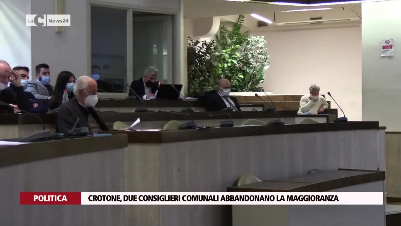 Crotone, due consiglieri comunali abbandonano la maggioranza