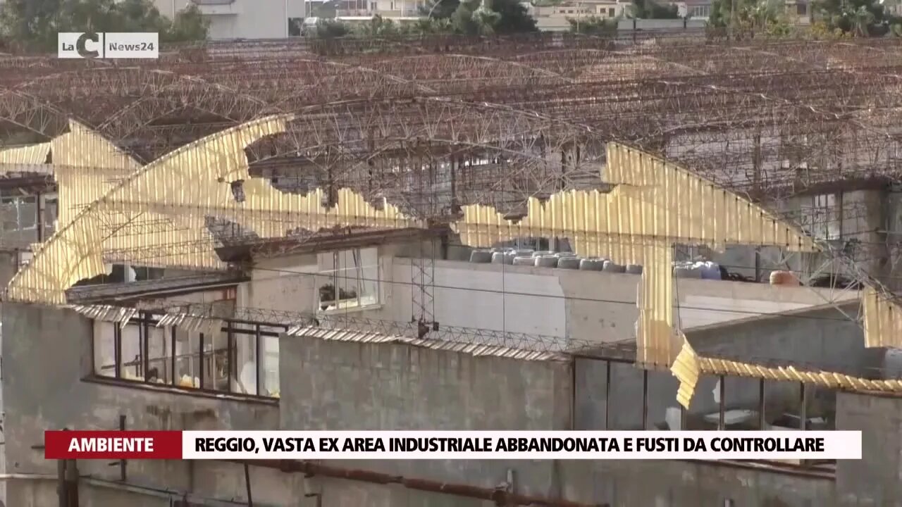 Reggio, vasta ex area industriale abbandonata e fusti da controllare