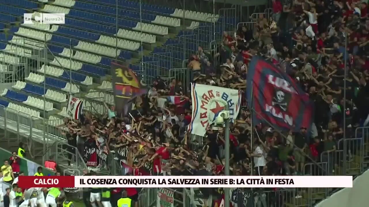 Il Cosenza conquista la salvezza in Serie B: la città in festa