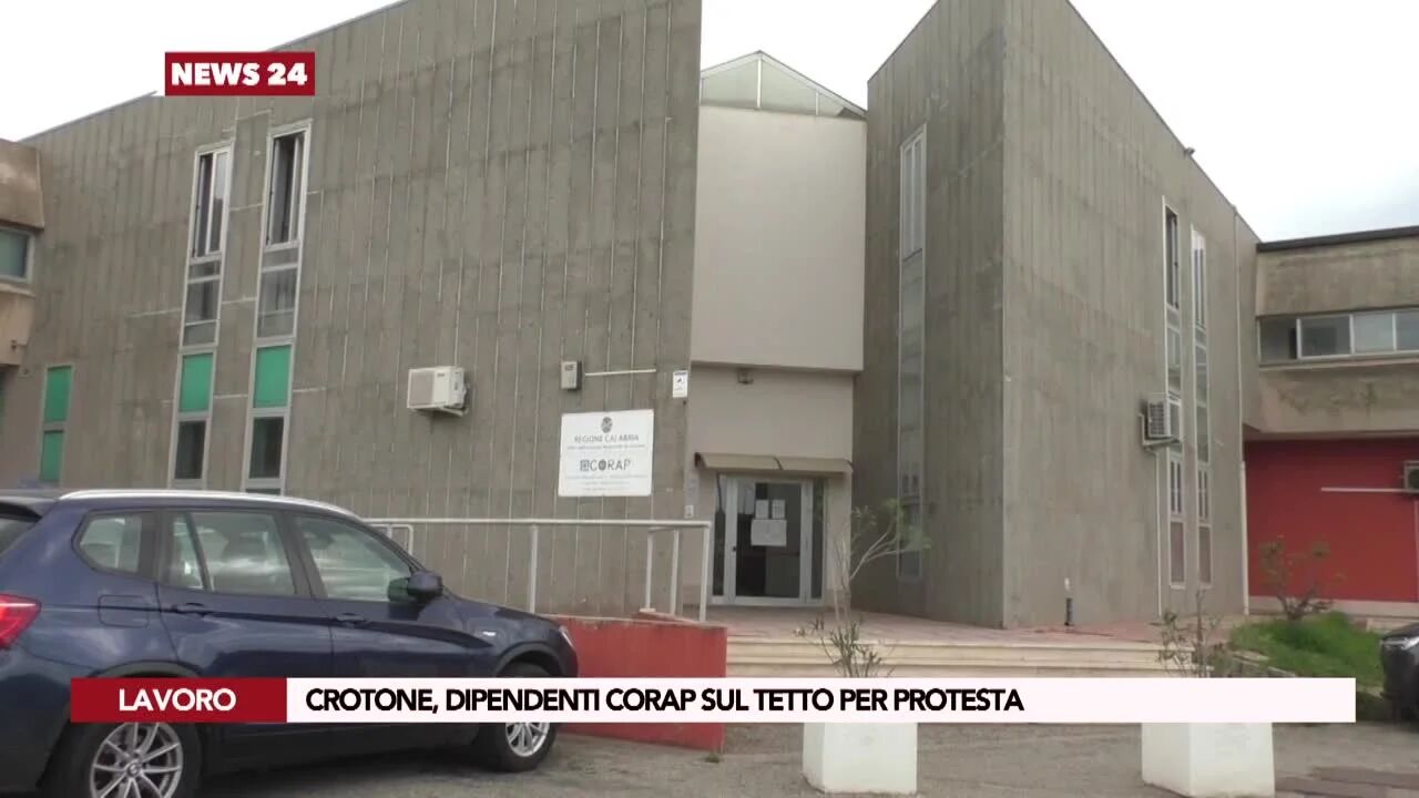 Crotone, dipendenti Corap sul tetto per protesta