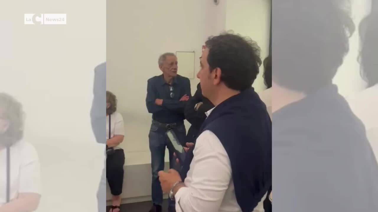 Roberto Vecchioni in visita ai Bronzi di Riace