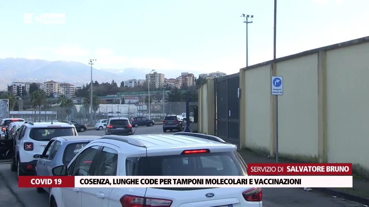Cosenza, lunghe code per tamponi molecolari e vaccinazioni