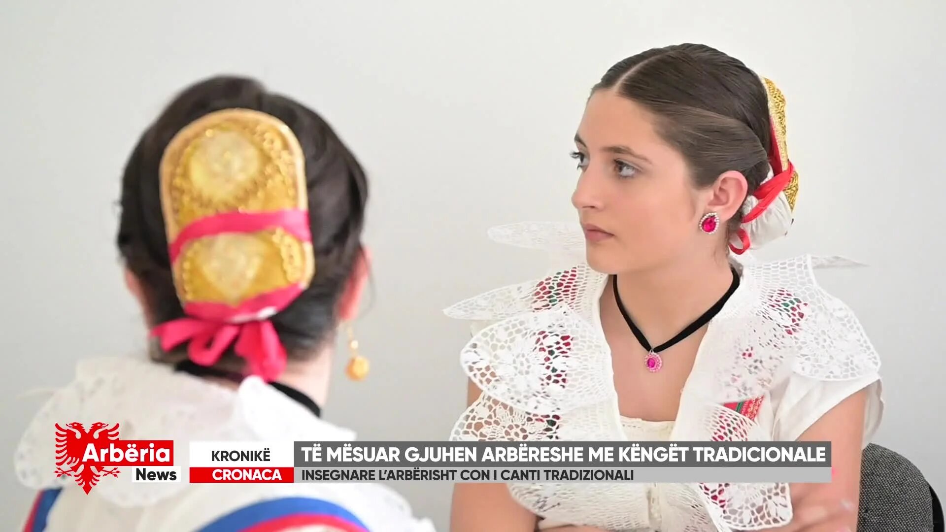 Insegnare l’arberishit con i canti tradizionali: così a Santa Sofia d’Epiro Maria Teresa Conte difende l’identità culturale