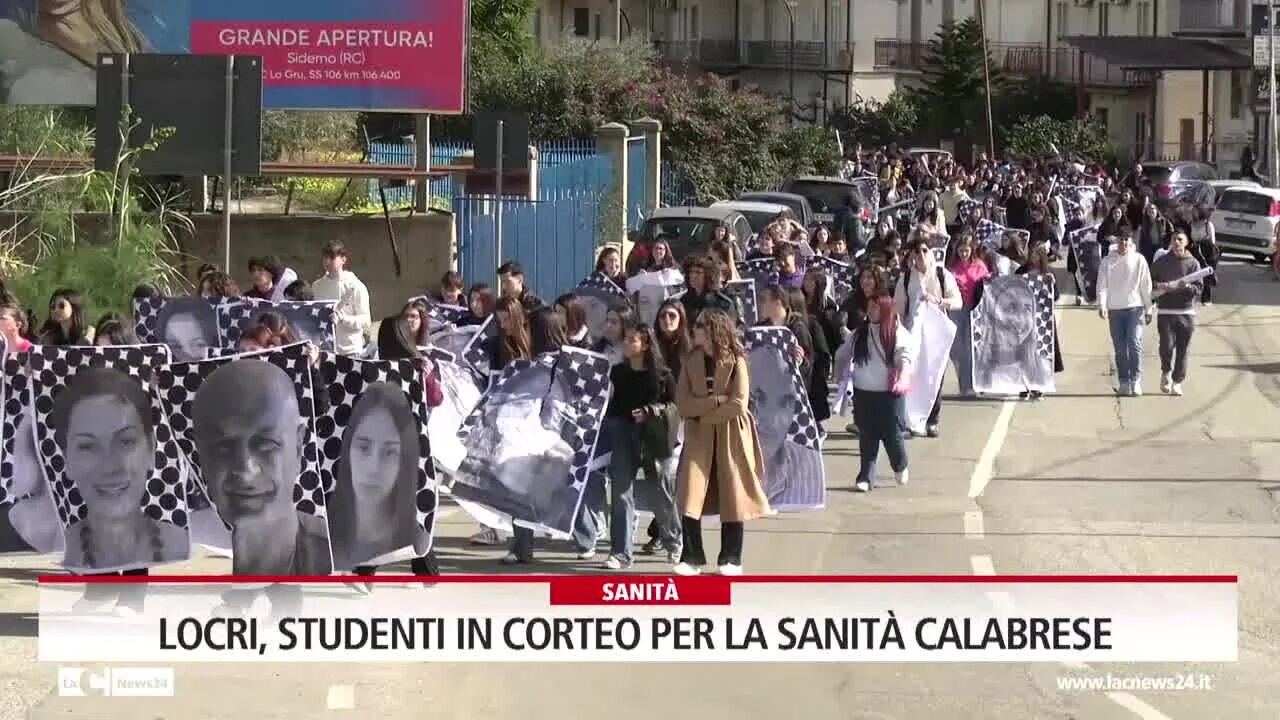 Locri, studenti in corteo per la sanità calabrese