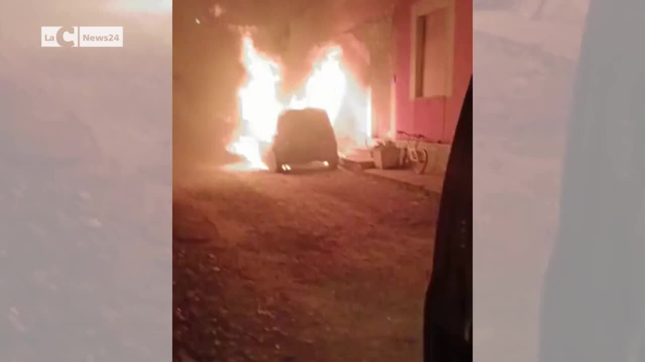 L'incendio della macchina del parroco di Varapodio