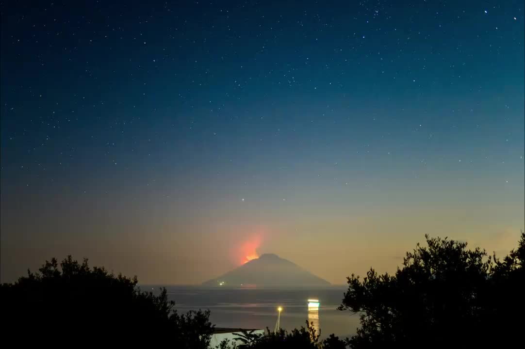 Alba sullo Stromboli, il video virale delle spettacolari eruzioni del vulcano