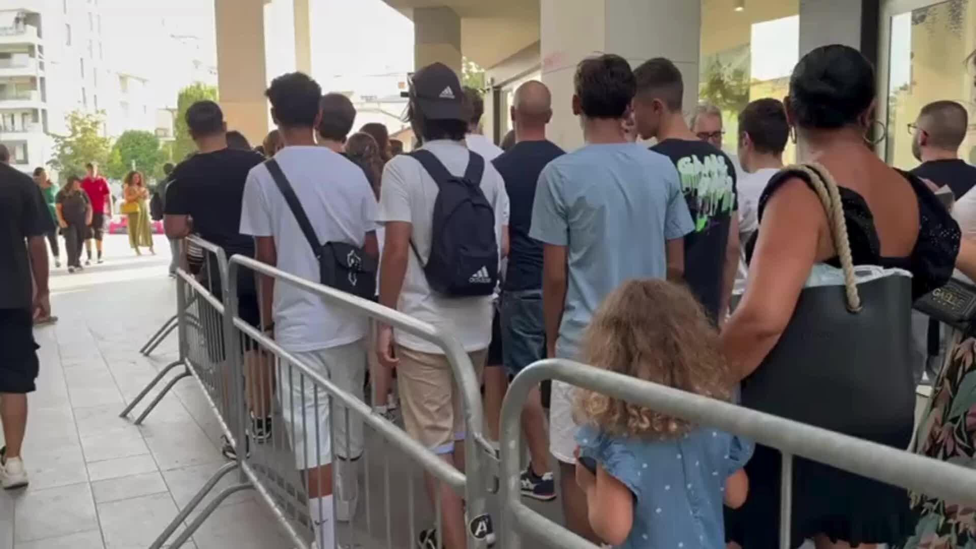 Errico Porzio sbarca a Cosenza: migliaia di persone in fila per assaggiare la sua pizza | VIDEO