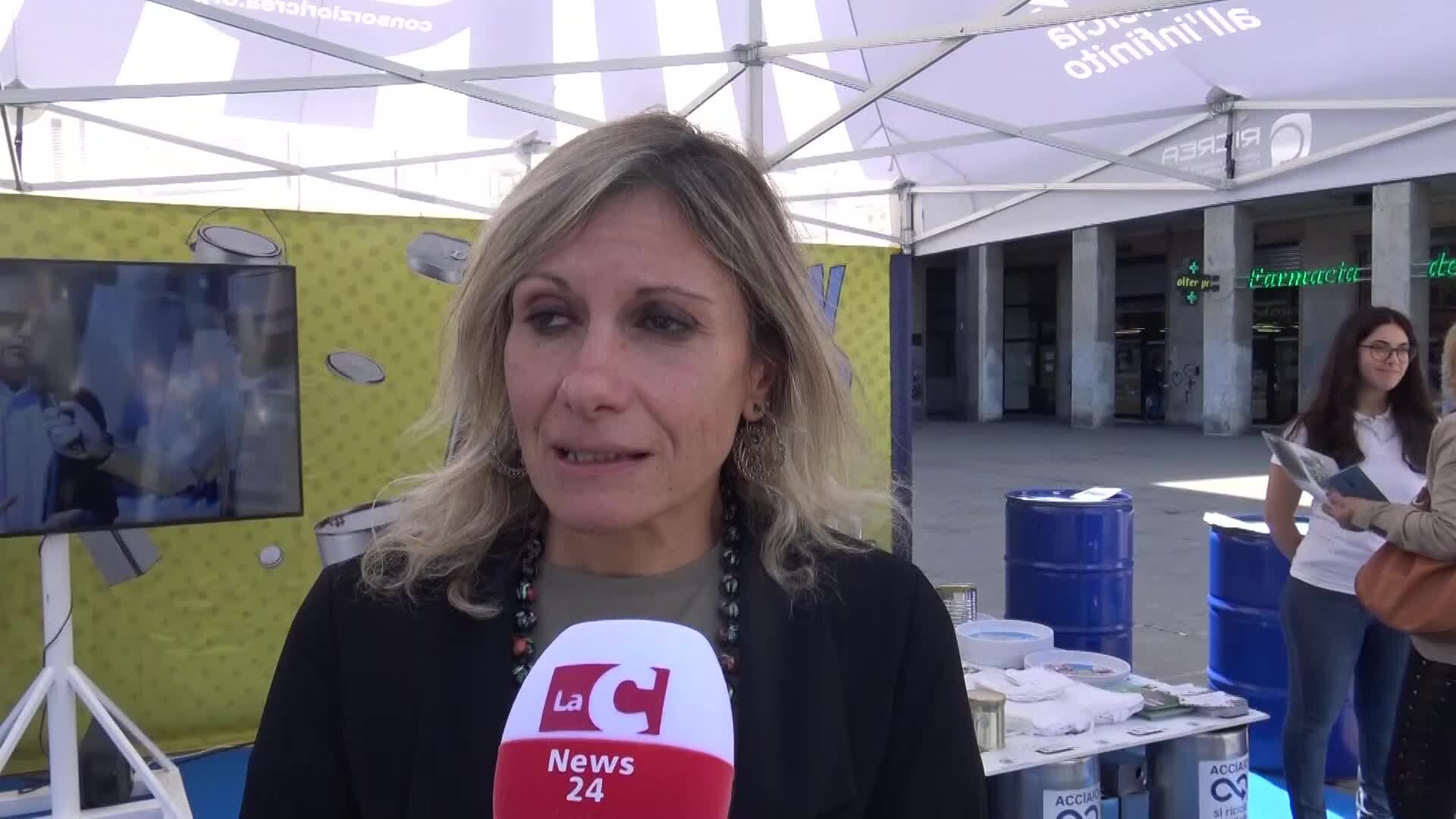 Cosenza, il mantello di Capitan Acciaio sventola in piazza dei Bruzi: premiato il Comune per la differenziata | VIDEO