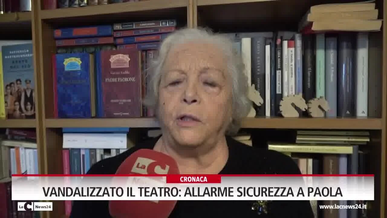 Vandalizzato il teatro: allarme sicurezza a Paola