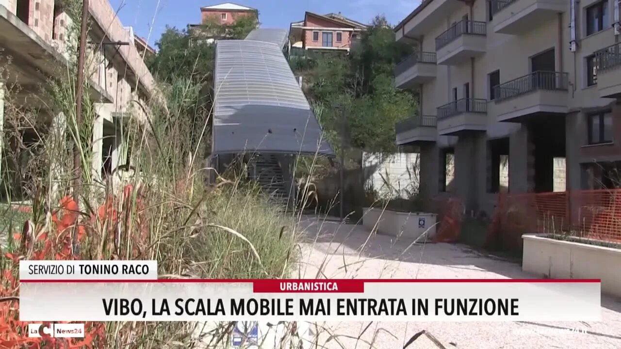 Vibo, la scala mobile destinata a restare un’incompiuta: «Già vecchia, per ora non ci sono i soldi per metterla in funzione» - VIDEO