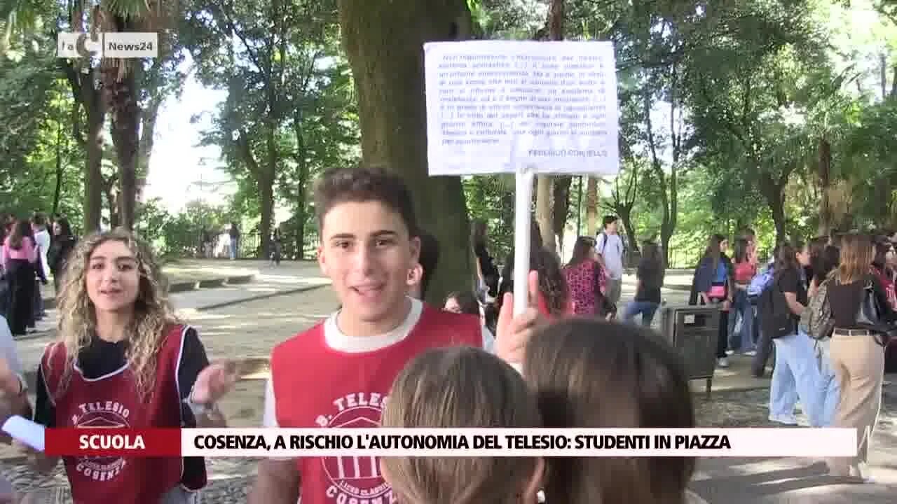 Cosenza, a rischio l'autonomia del Telesio: studenti in piazza