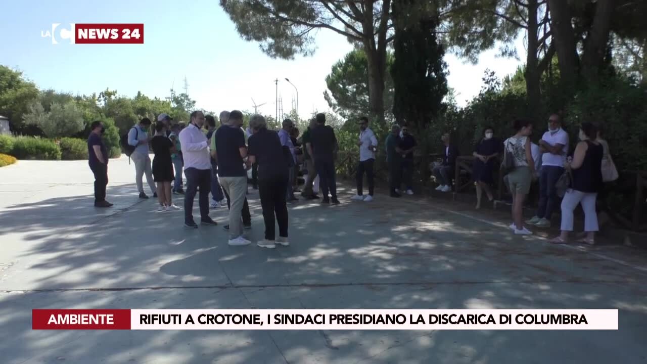 Rifiuti a Crotone, i sindaci presidiano la discarica di Columbra