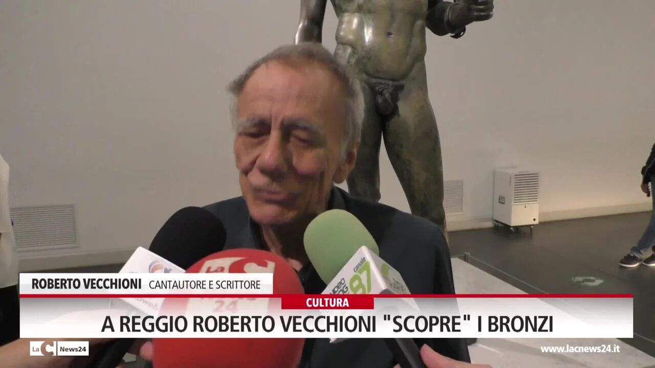 A Reggio Roberto Vecchioni scopre i bronzi
