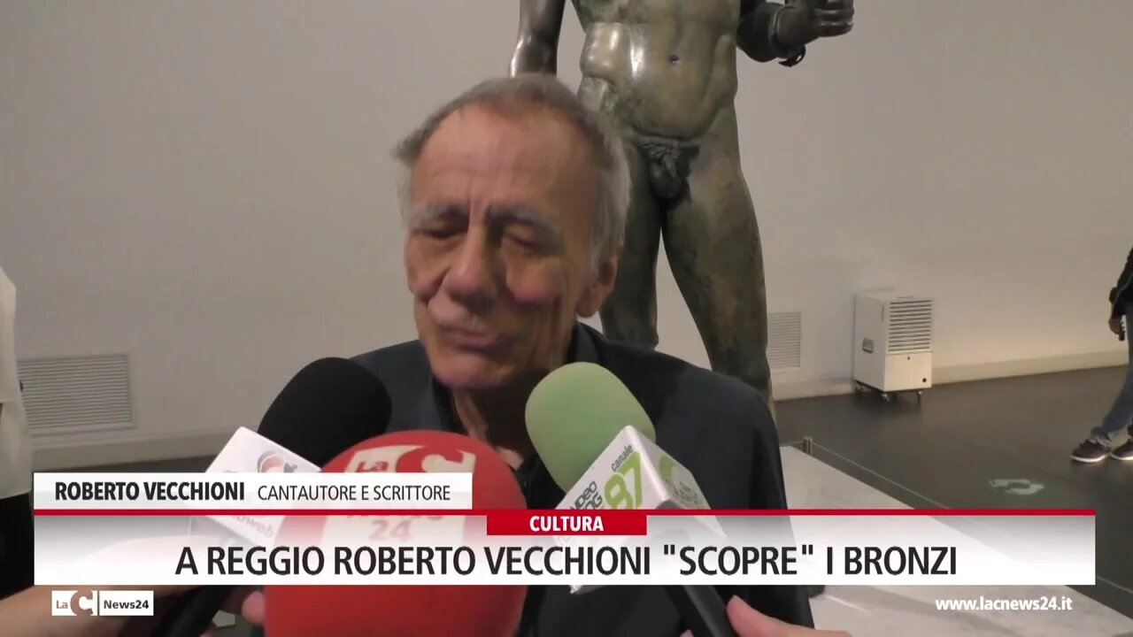 Roberto Vecchioni al museo di Reggio: «Qui tracce di un’antichità che è radice profonda del presente»