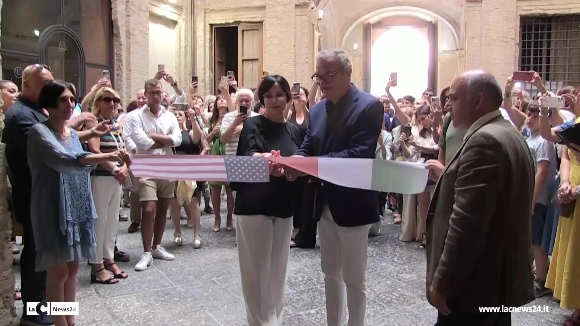 Un ponte culturale tra Vibo e New York nel segno del padre di E.T.: 110 opere di artisti italiani e americani scelte dalla Fondazione Rambaldi - VIDEO