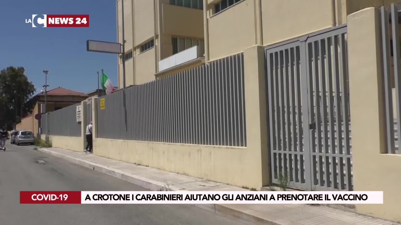 A Crotone i carabinieri aiutano gli anziani a prenotare il vaccino