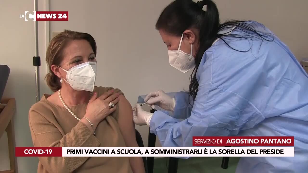 Primi vaccini a scuola, a somministrarli è la sorella del preside