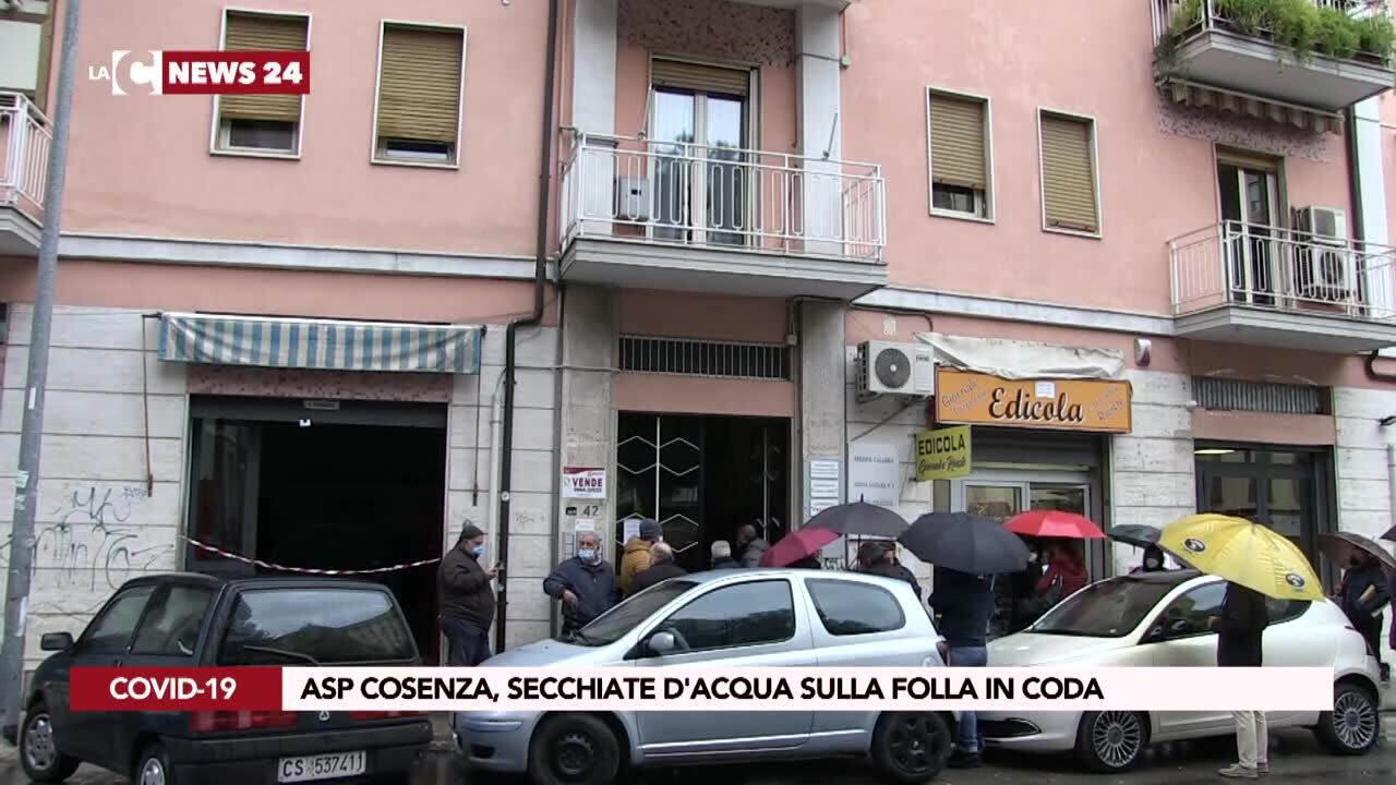 Asp Cosenza, secchiate d'acqua sulla folla in coda