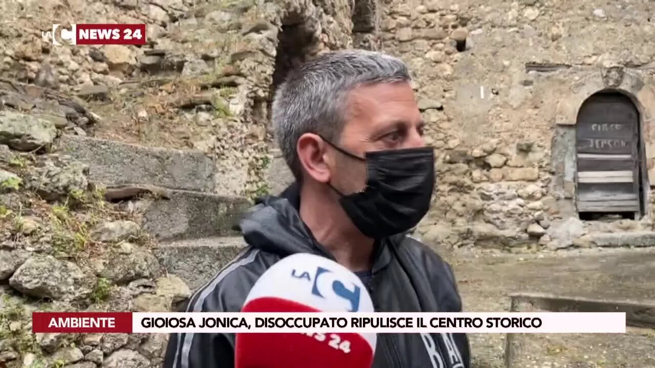 Gioiosa Jonica, disoccupato ripulisce il centro storico