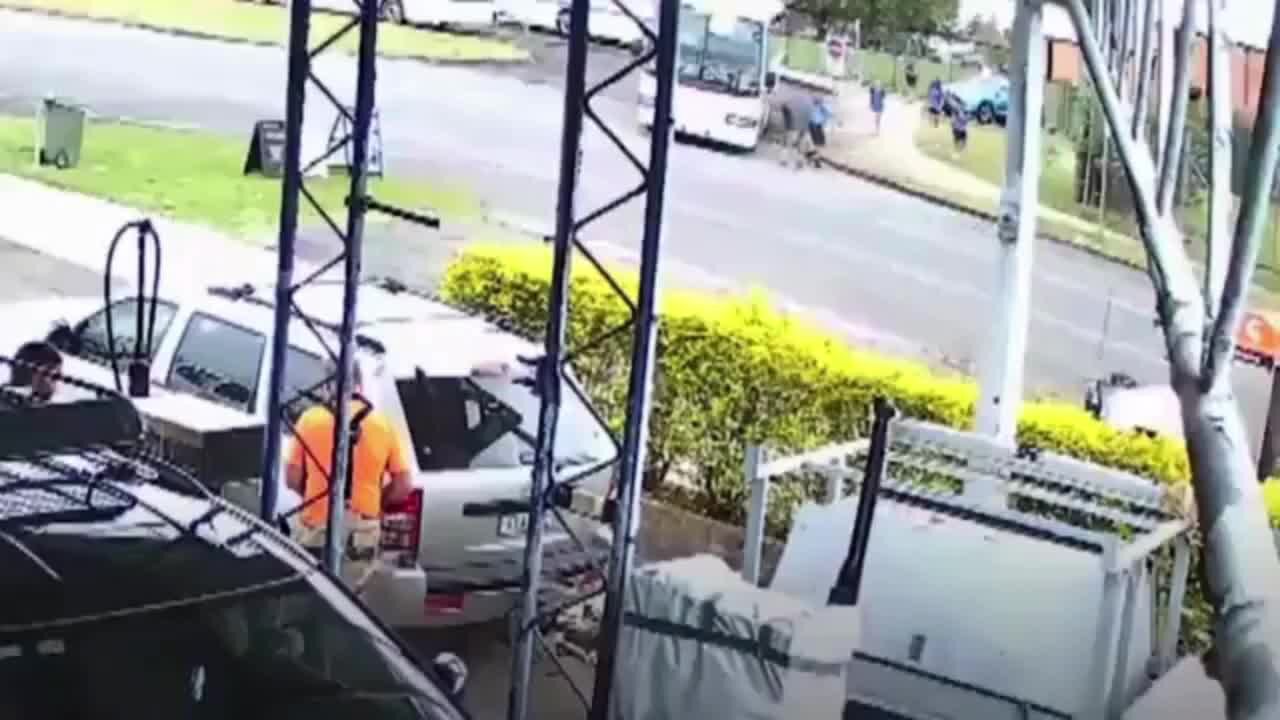 Ragazza 14enne evita che l'autobus vada a sbattere