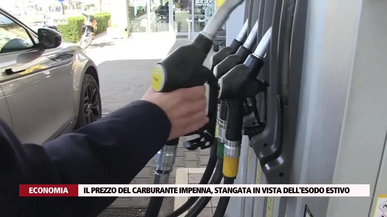 Il prezzo del carburante impenna, stangata in vista dell'esodo estivo