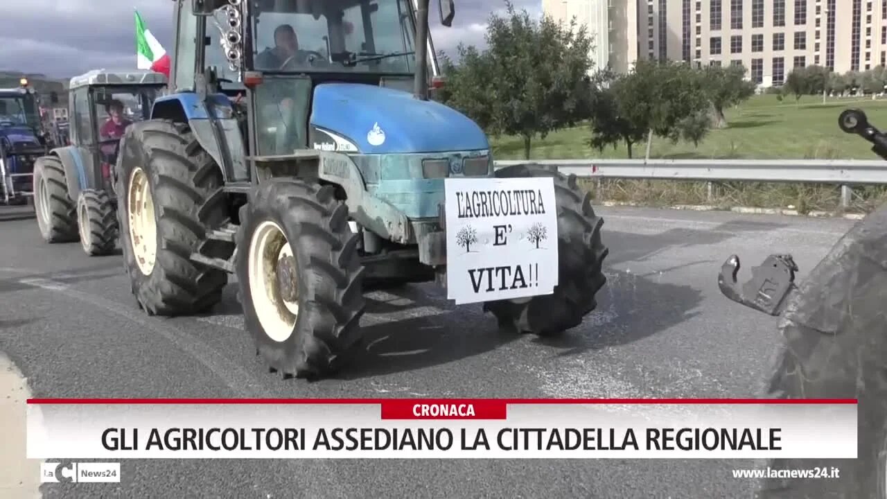 Gli agricoltori assediano la Cittadella regionale