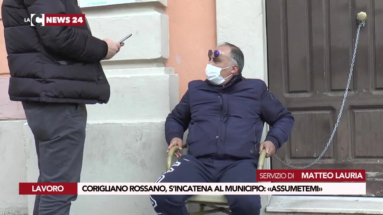Corigliano Rossano, s’incatena al municipio: «Assumetemi»