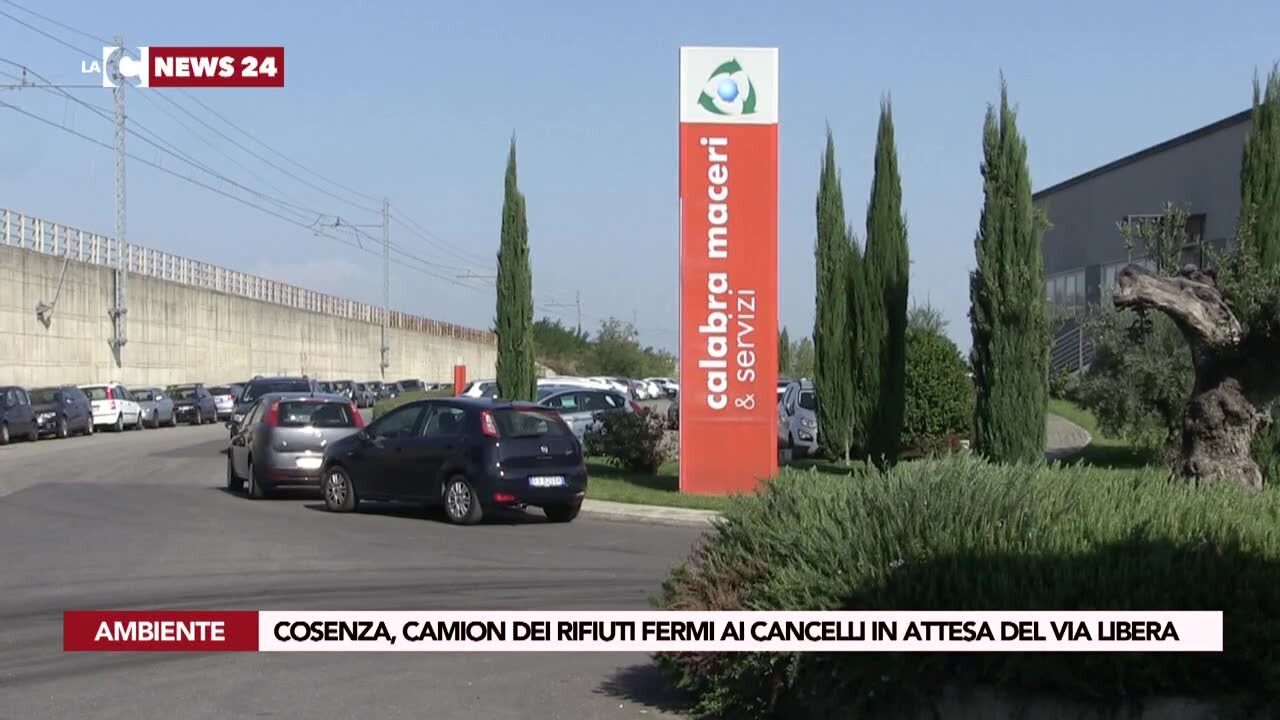 Cosenza, camion dei rifiuti fermi ai cancelli in attesa del via libera