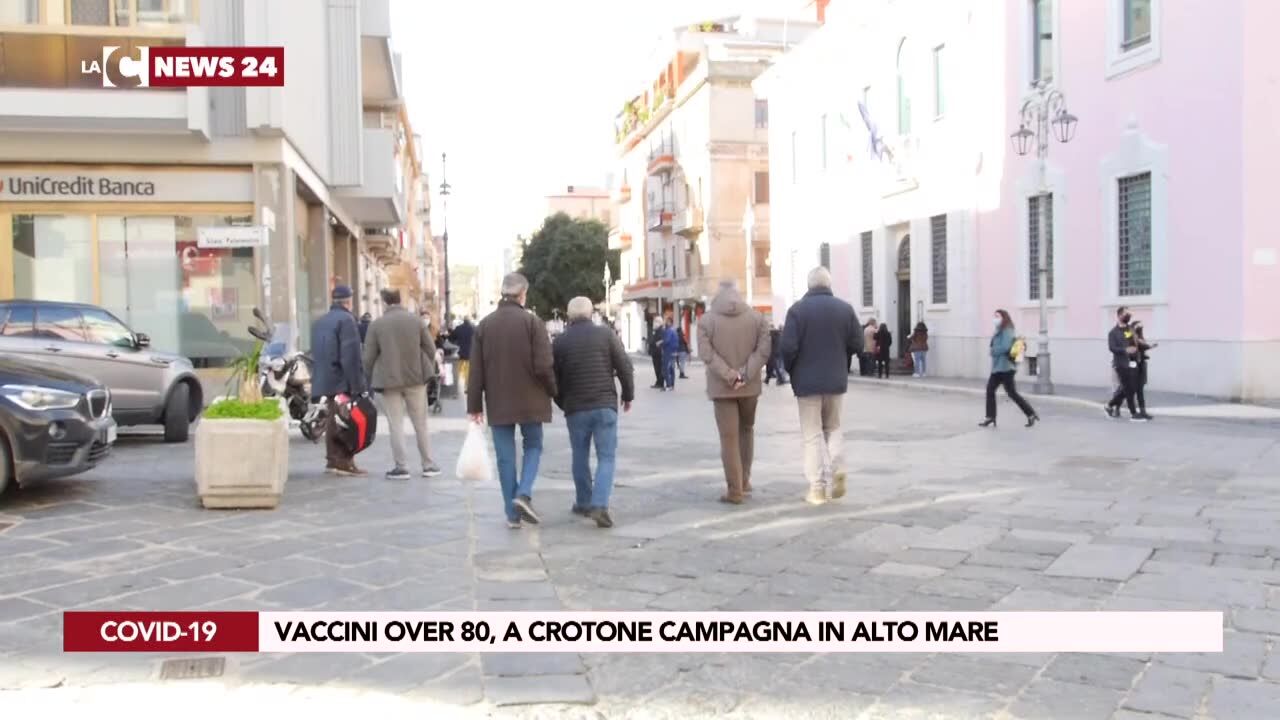 Vaccini over 80, a Crotone campagna in alto mare