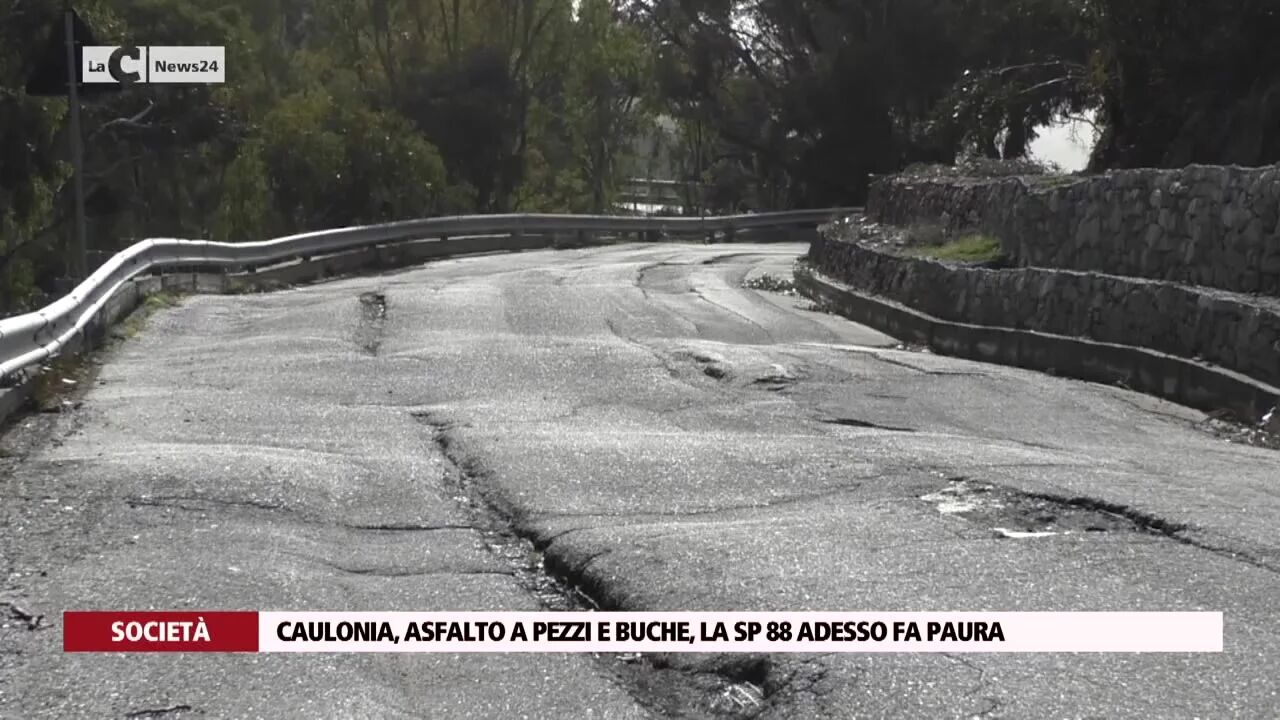 Caulonia, asfalto a pezzi e buche, la sp 88 adesso fa paura