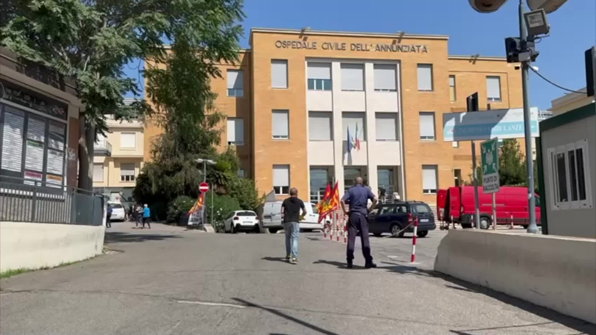 Cosenza, protestano gli Oss di Ostetricia e Ginecologia dell'Annunziata
