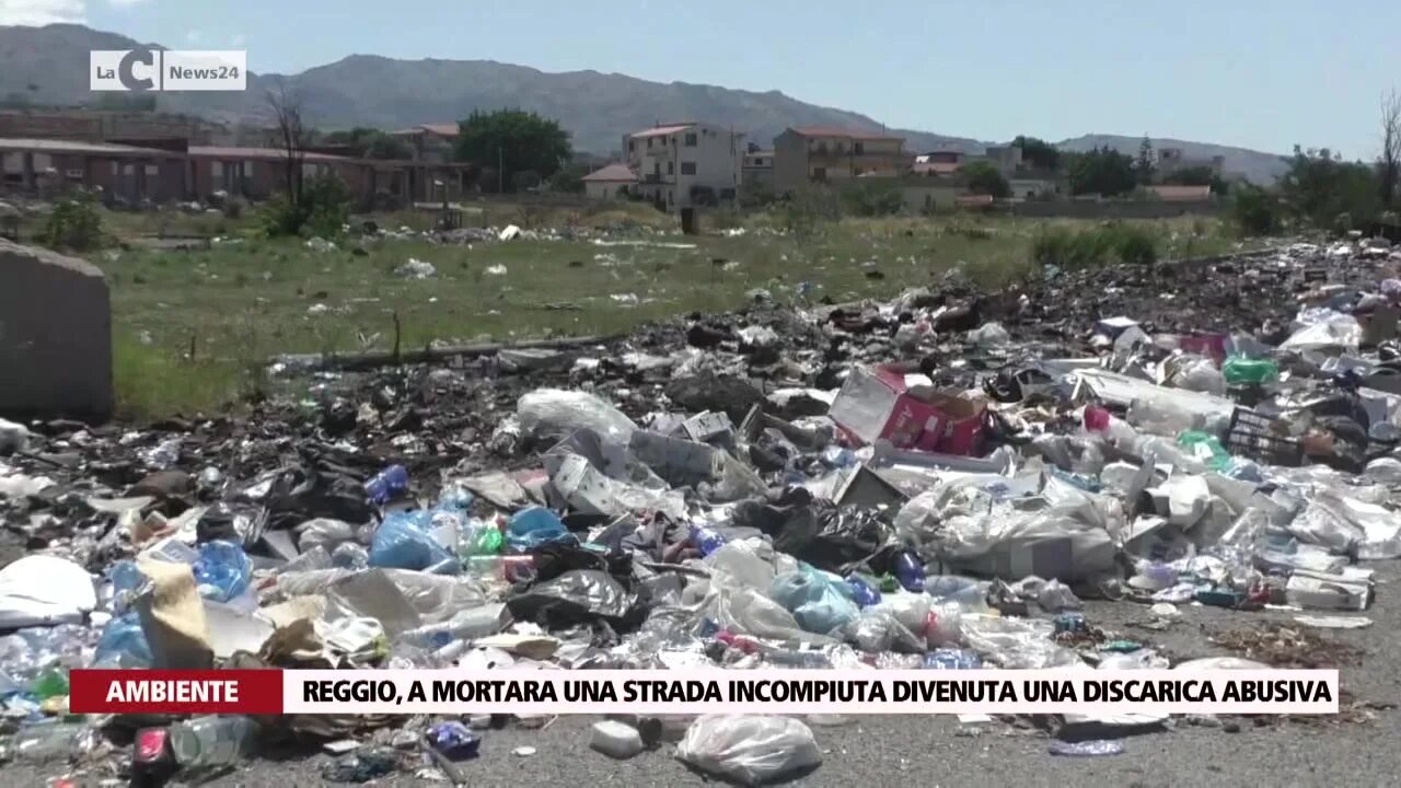 Reggio, a Mortara una strada incompiuta divenuta una discarica abusiva