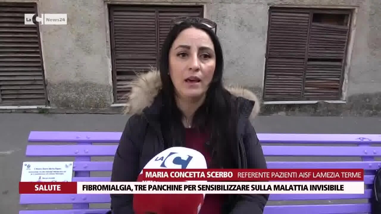 Fibromialgia, a Lamezia tre panchine viola dedicate a chi soffre: «Non vogliamo più essere invisibili»