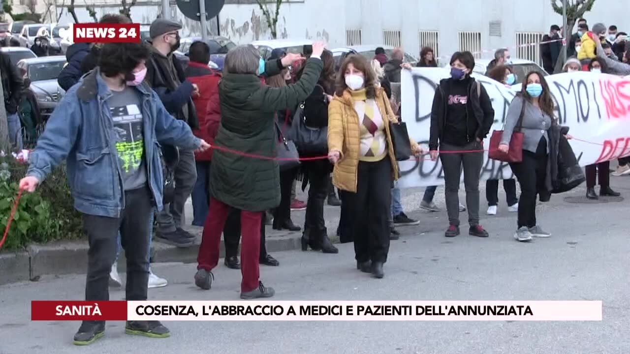 Cosenza, l'abbraccio a medici e pazienti dell'Annunziata