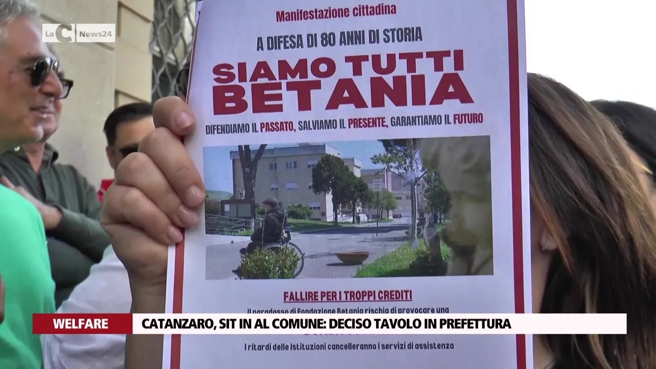 \"Siamo tutti Betania\": sit in al Comune di Catanzaro, deciso tavolo in Prefettura