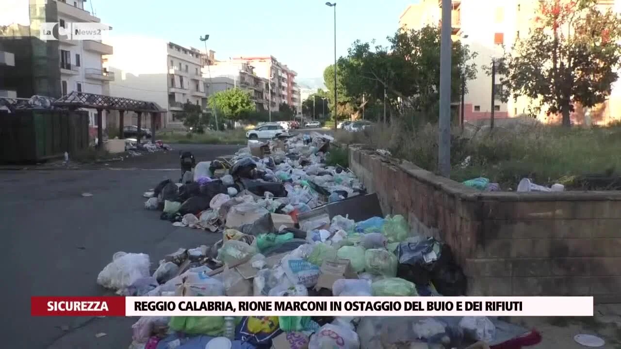 Reggio Calabria, rione Marconi in ostaggio del buio e dei rifiuti