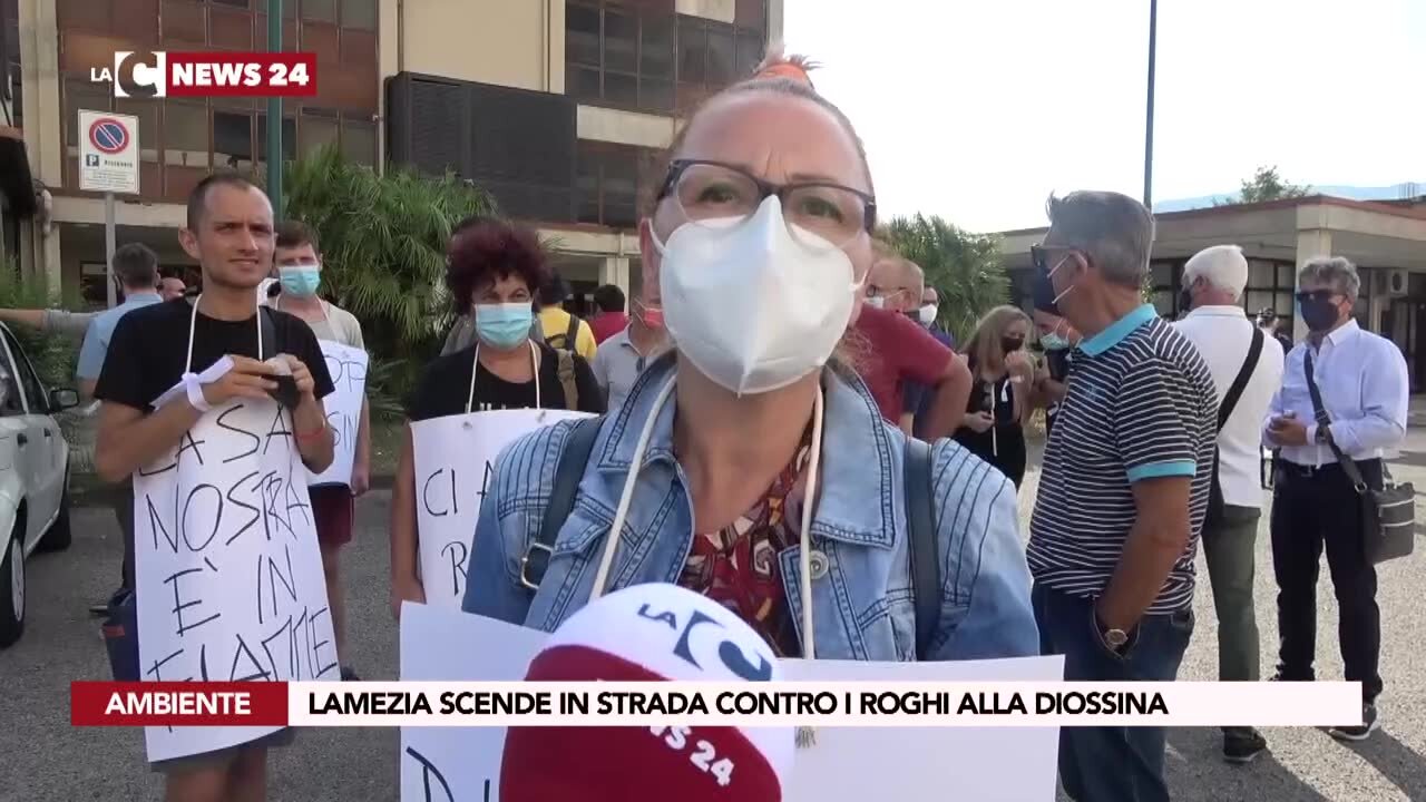 Lamezia scende in strada contro i roghi alla diossina