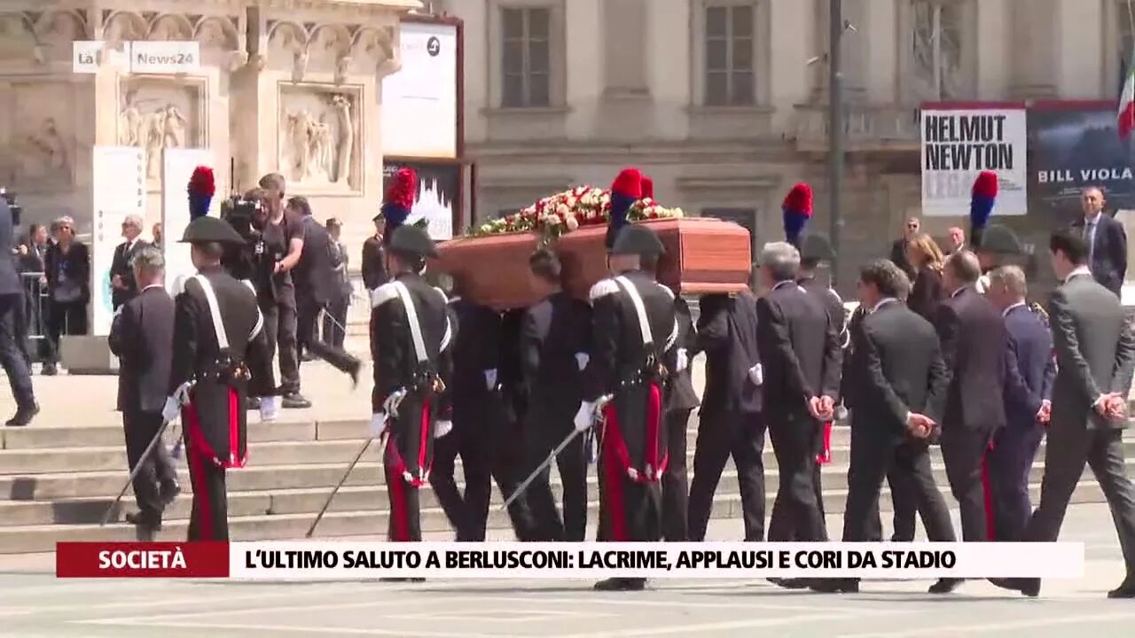 L’ultimo saluto a Berlusconi: lacrime, applausi e cori da stadio