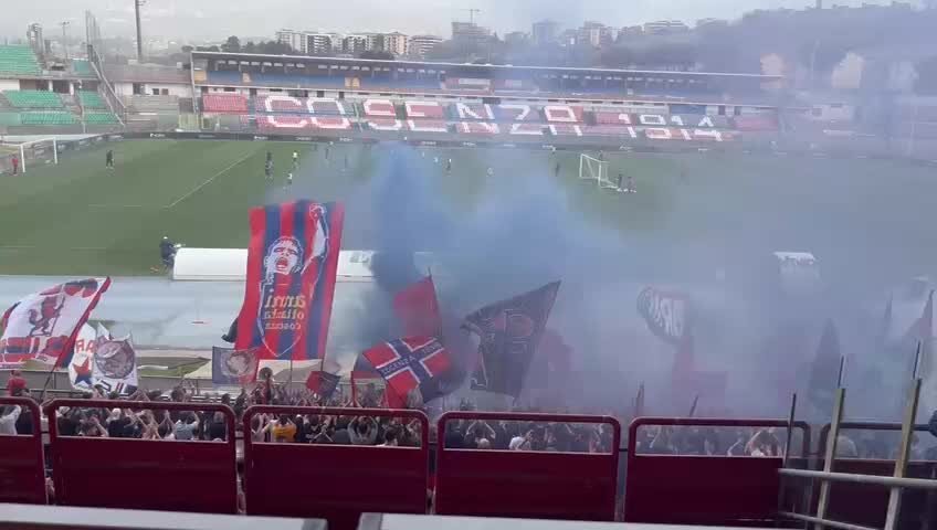 Catanzaro-Cosenza, la carica dei tifosi al \"Marulla\" | VIDEO