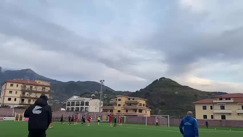 Rigore con avversario giù: gli Allievi del Trebisacce lo sbagliano apposta